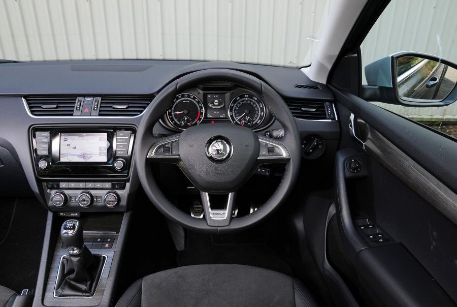  Skoda Octavia Scout 2014 года  (UK) (фото 11 из 12)